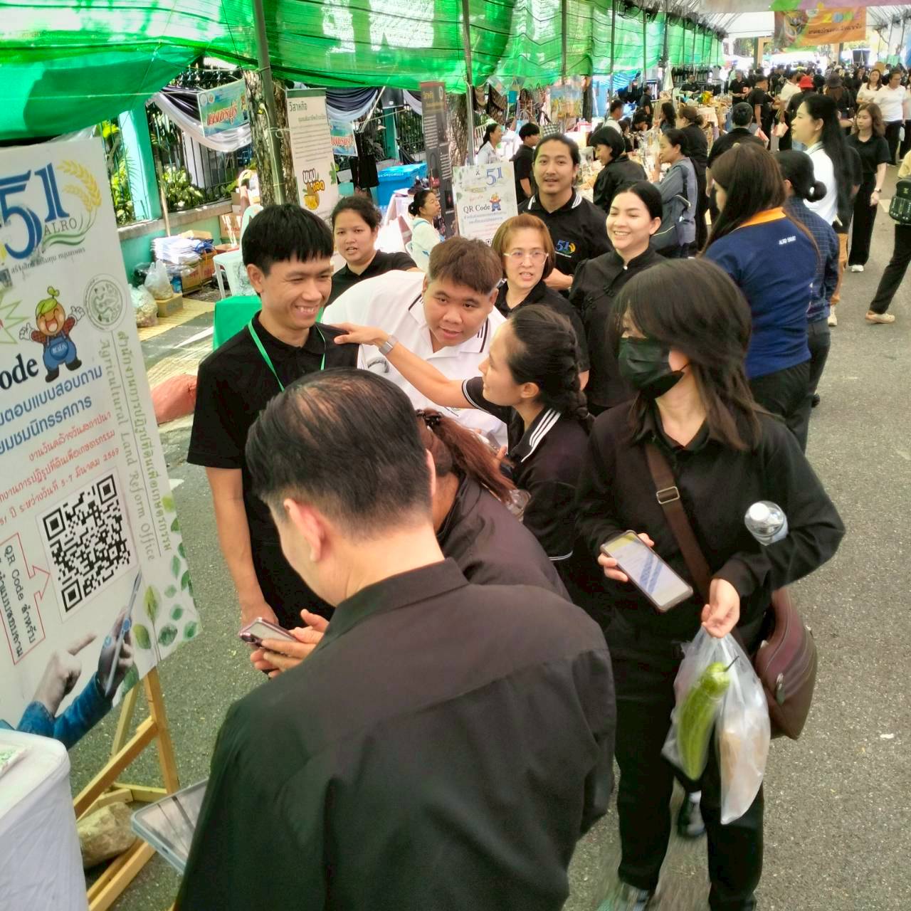 title - คณะทำงานฝ่ายติดตามประเมินผลการจัดงาน วันคล้ายวันสถาปนาสำนักงานการปฏิรูปที่ดินเพื่อเกษตรกรรม (ส.ป.ก.) ครบรอบ 51 ปี เปิดตั้งจุดให้ผู้ร่วมงานได้ร่วมสนุก เล่นเกมส์ และตอบแบบประเมินผลการจัดงาน ผ่านระบบออนไลน์